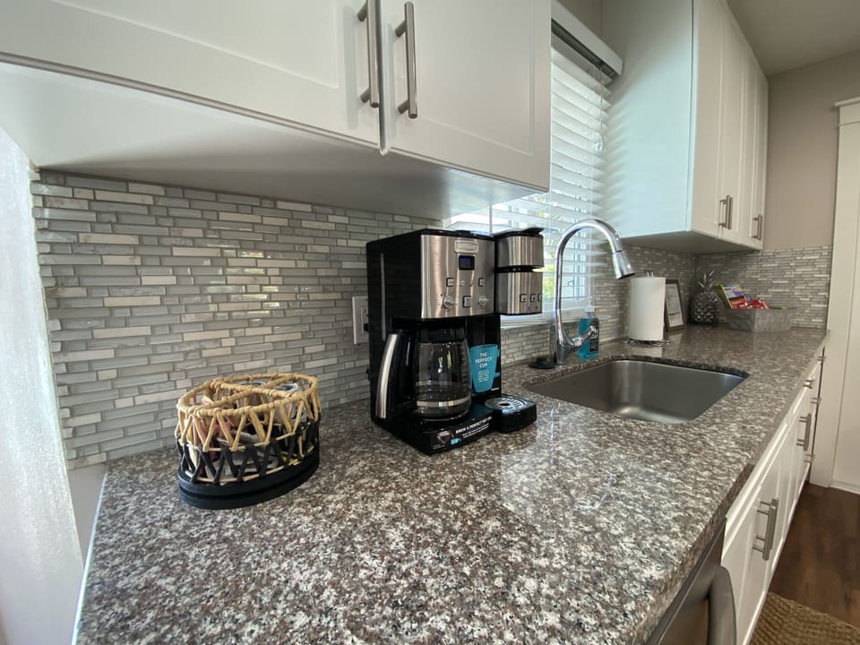 Cuisinart coffee maker with kcup and coffee pot 