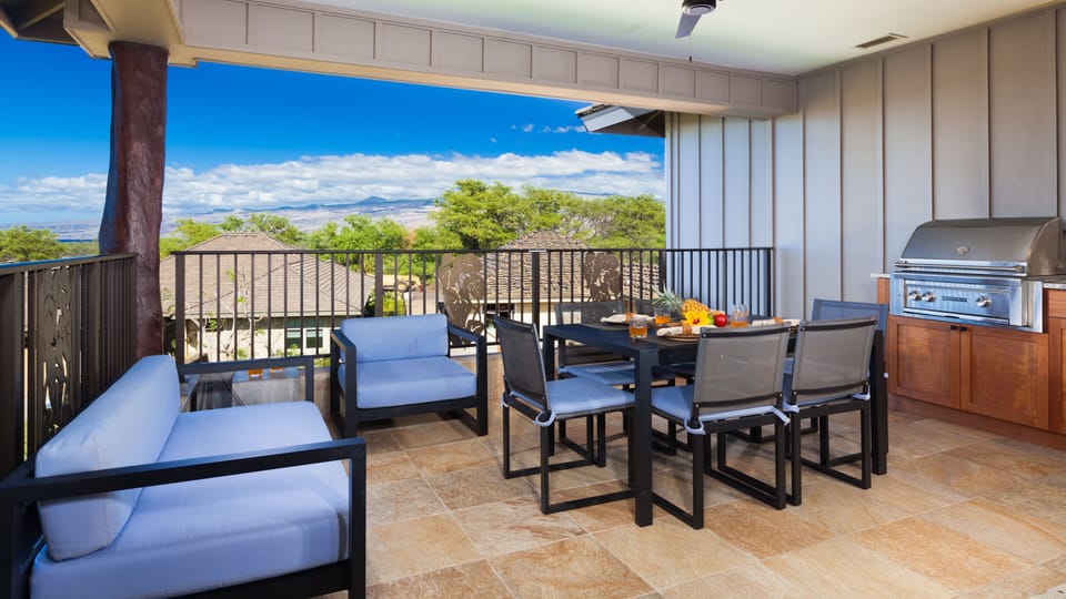 Covered lanai with lots of comfortable seating