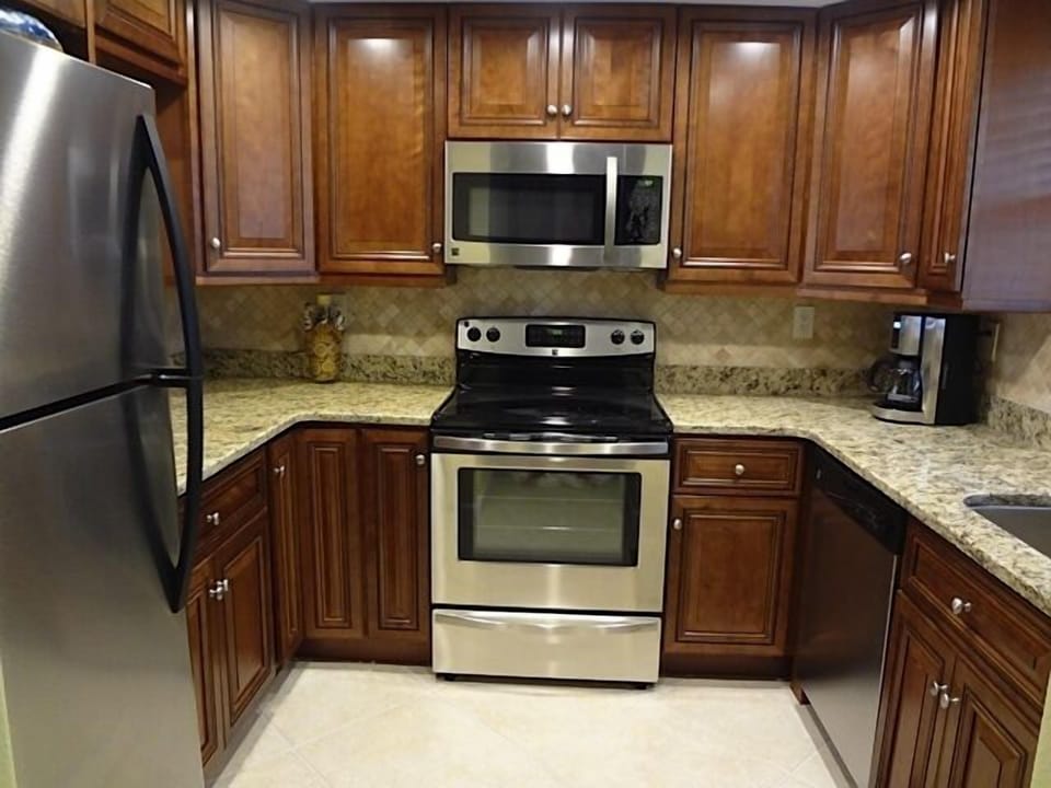 2013 New Kitchen, Cabinets, Granite, Stainless Steel Appliances, new cookware