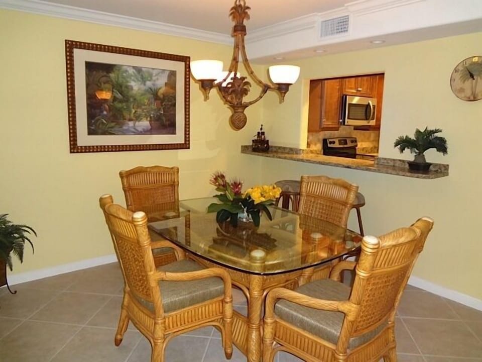 Nice dining with pass thru to kitchen, 4 extra stools for guest seating