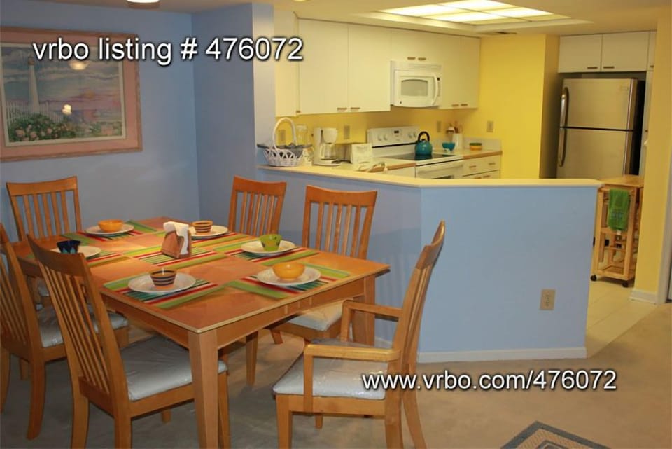 Dining/Kitchen area - Full Kitchen, w newer Range/Stove, Fridge & Microwave