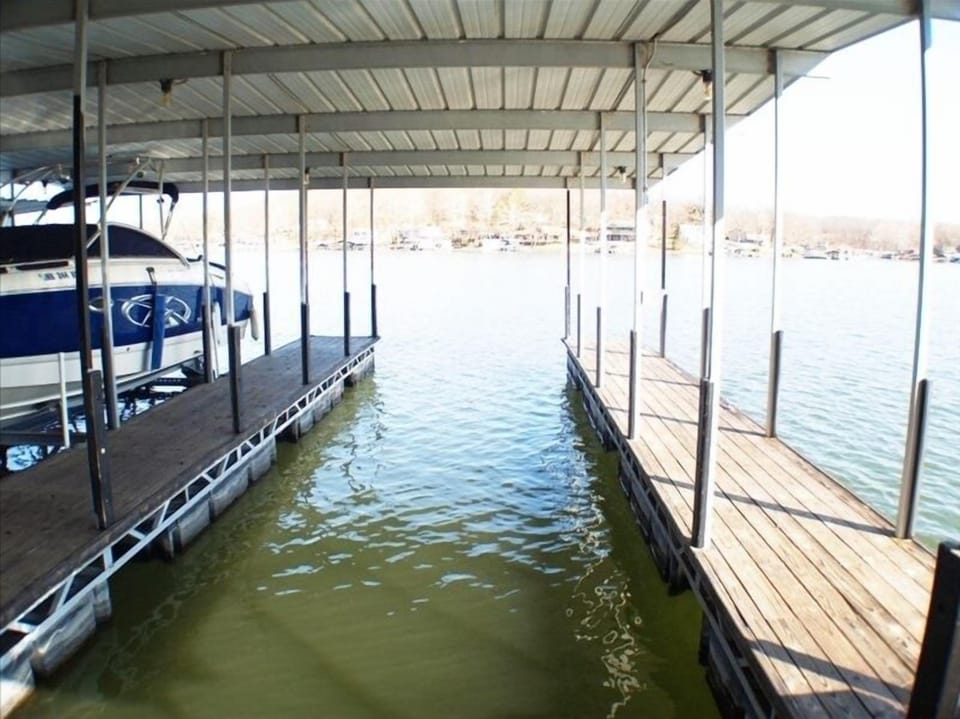 Large 30 foot boat slip available