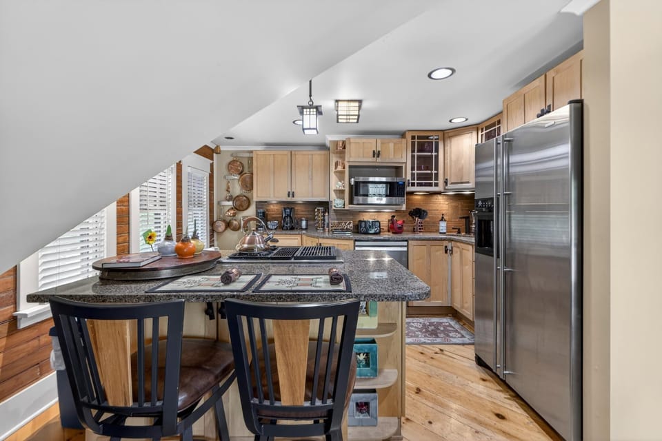 Fantastic kitchen stocked w/everything you could want. Note arts & crafts lites