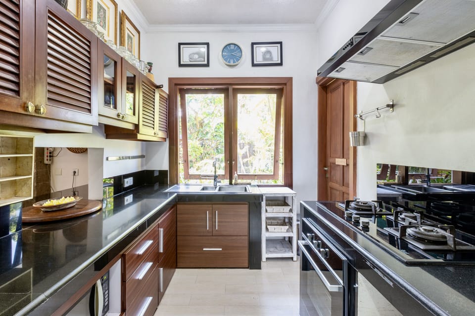 KITCHEN AREA, FULLY EQUIPPED, WITH COOKTOP AND OVEN
