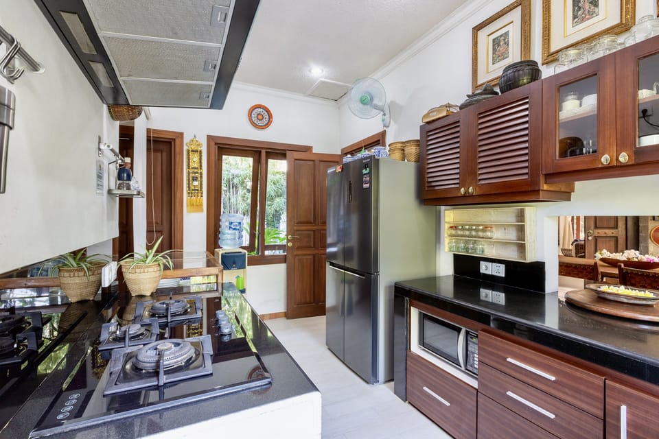 KITCHEN AREA WITH LARGE FRENCH DOOR REFRIGERATOR