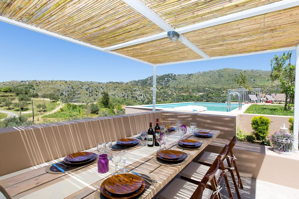 Outdoor dining area next to the barbecue and the pool