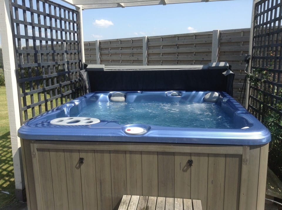 Outdoor hot tub.
Please book in advance.
