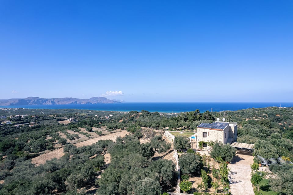 Set on a hill close to the long sandy beach of Episkopi