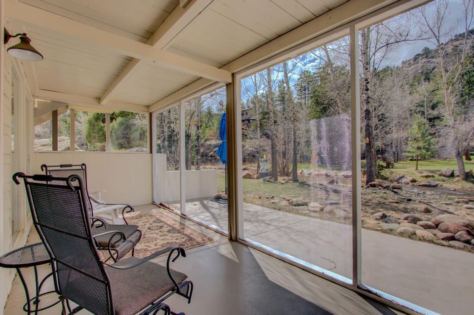Walkout basement screened in porch!