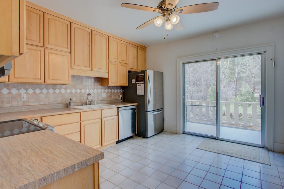 Spacious kitchen 