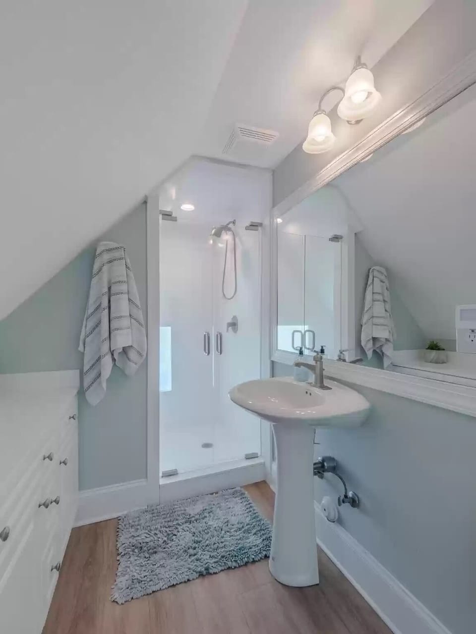 Top floor king private bathroom