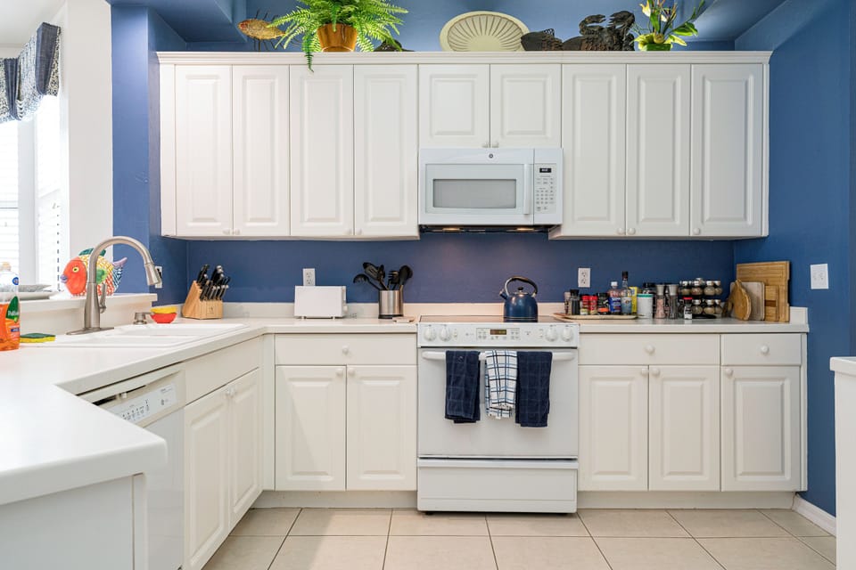 Fully equipped kitchen with new appliances.