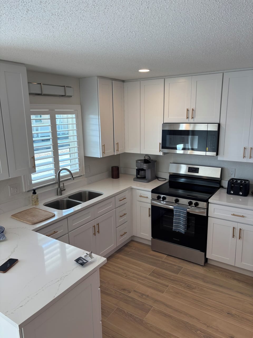 Totally updated open kitchen. 