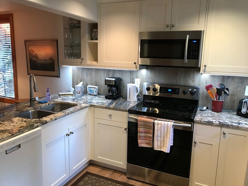Fully-equipped with dishwasher, electric range, oven, microwave, double sink