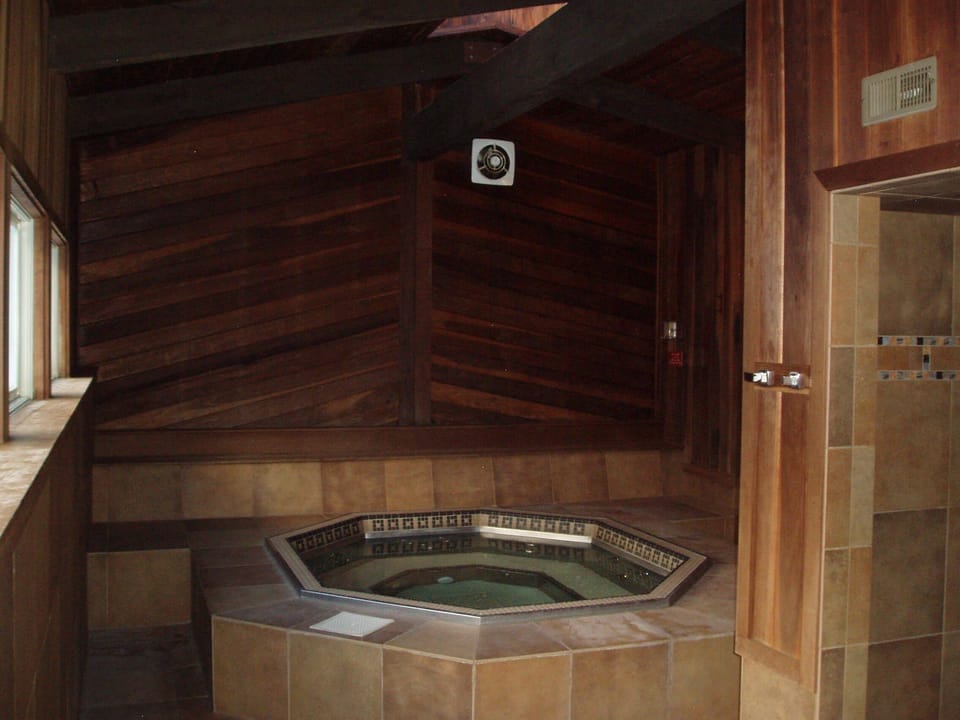 Year-round hot tub, shower, restroom facilities. 1 min. level walk. 