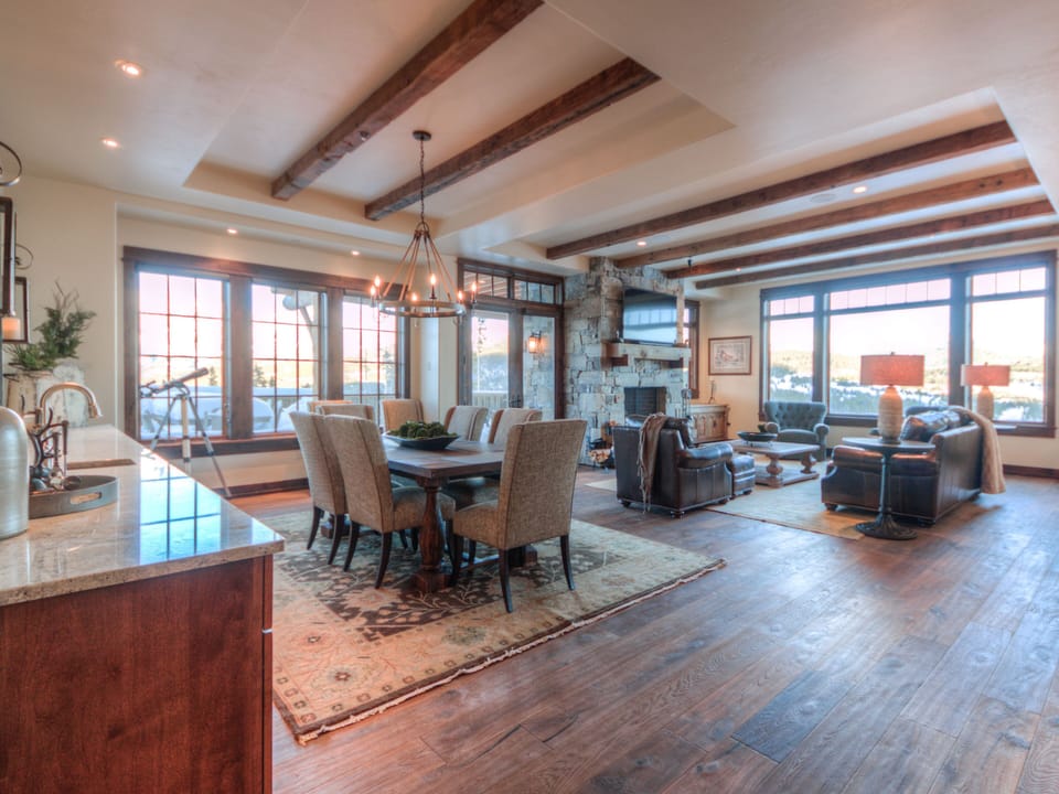 Cowboy Heaven Luxury Suite 7A, Dining 1