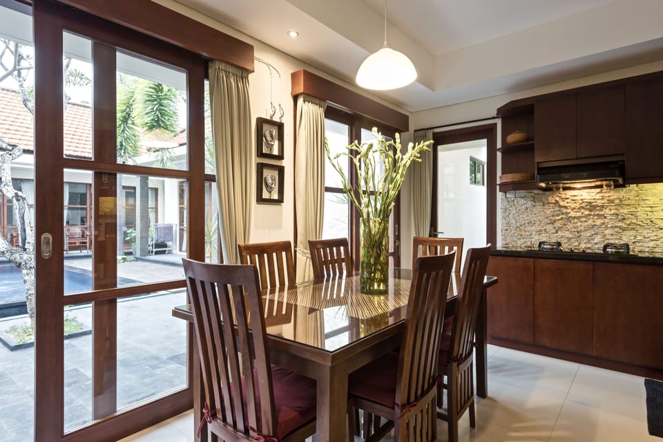 DINING AREA WITH VIEWS TO THE POOL