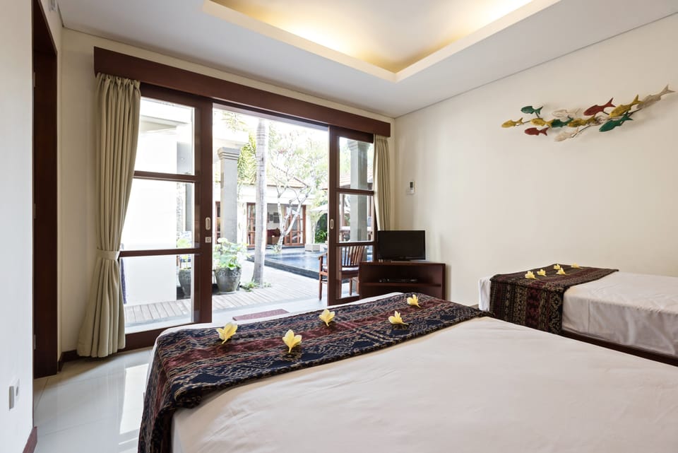 BEDROOM 3 WITH VIEWS TO THE POOL.