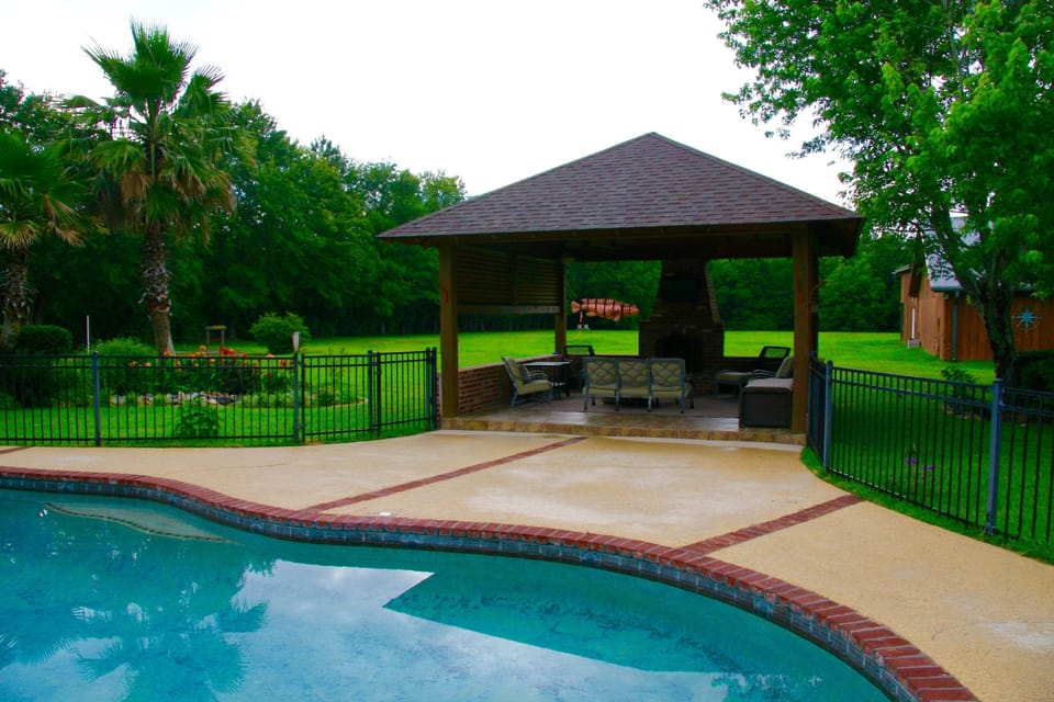 Pool & Gazebo with fireplace  