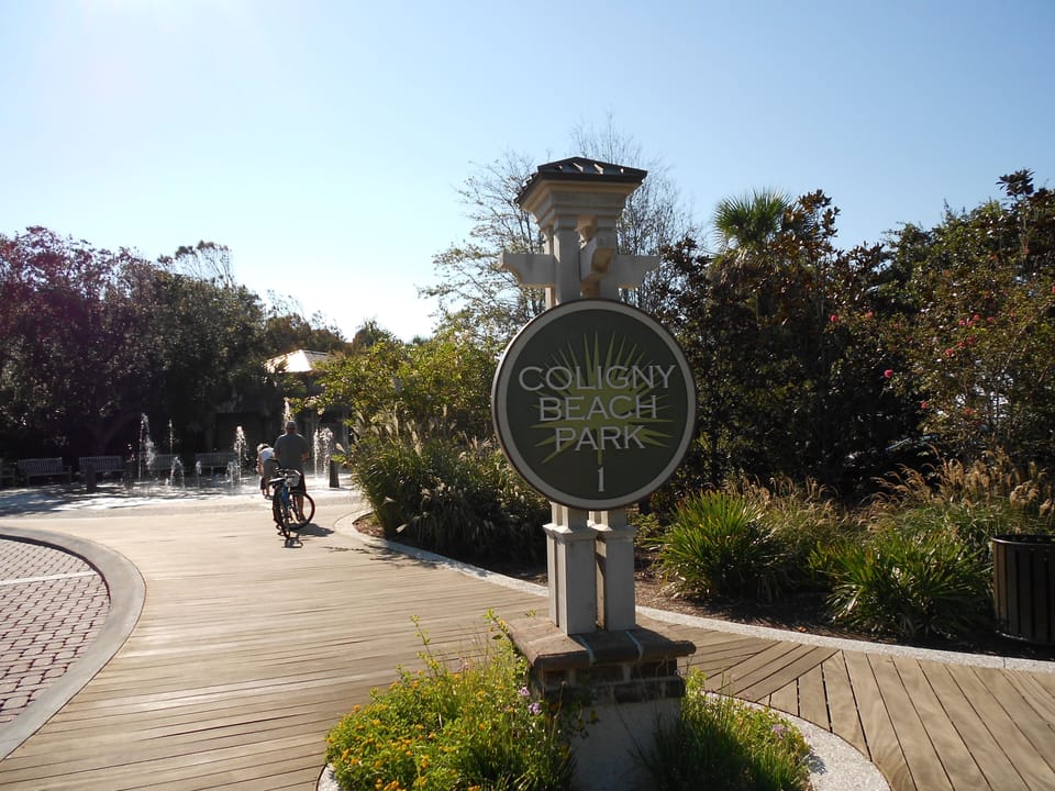 Easy walking distance..Coligny Plaza for dining, shopping, entertainment