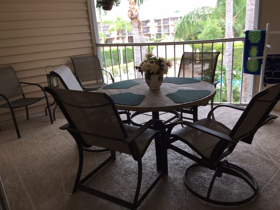 Spacious lanai overlooking pool