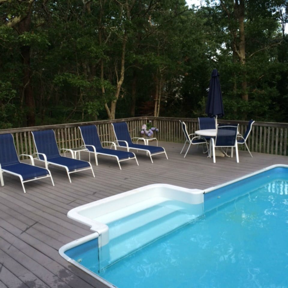 Steps down into pool