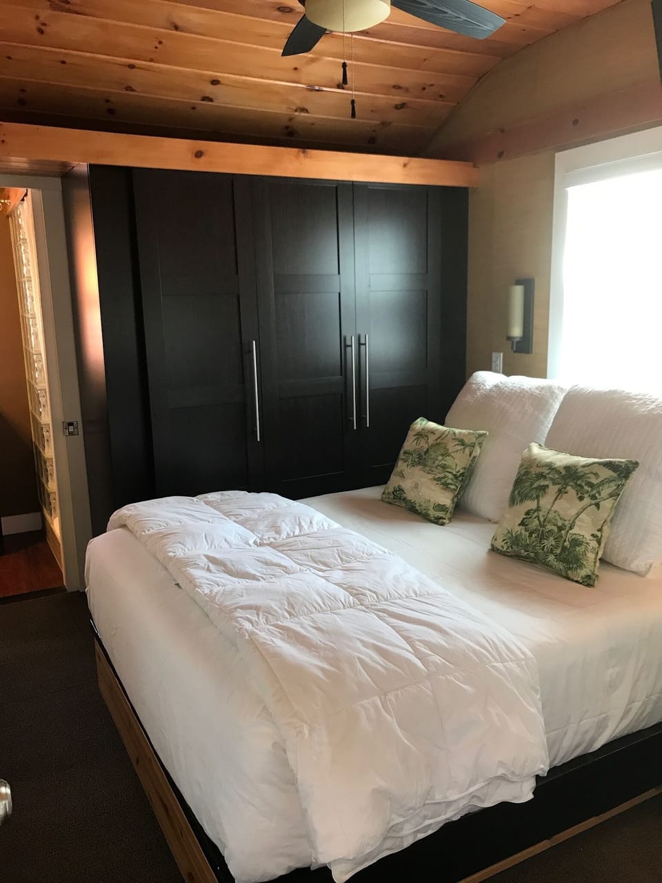 Ahh, bedroom off kitchen