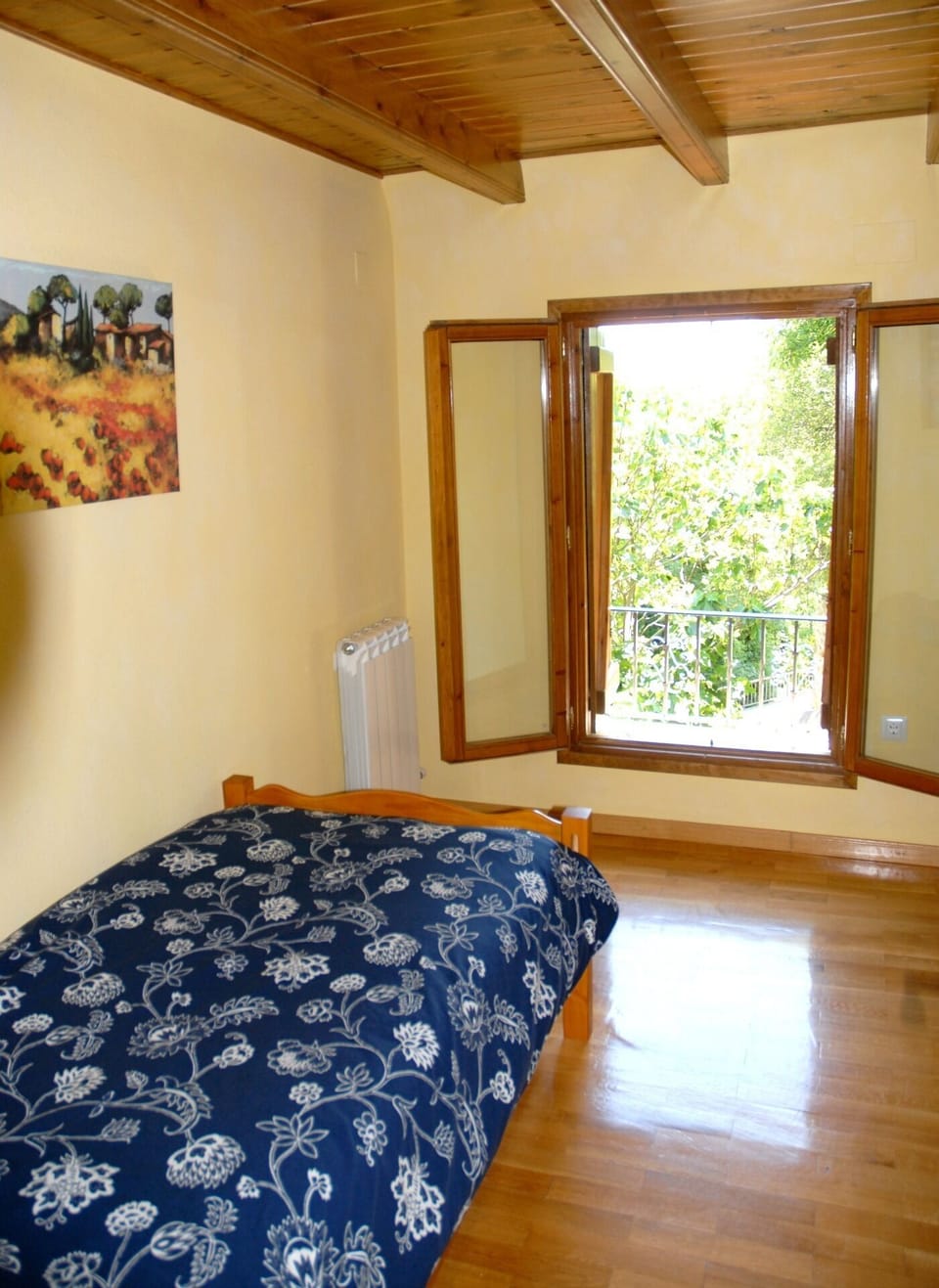 Upstairs single bedroom (bunks available).