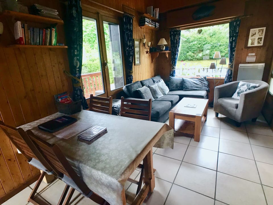Dining table with chairs & stools for 6 people