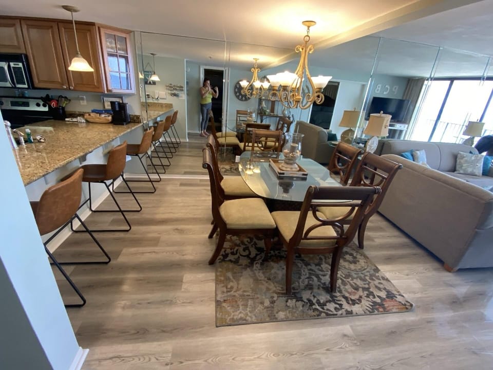Dining for 6. Plus 3 bar stools