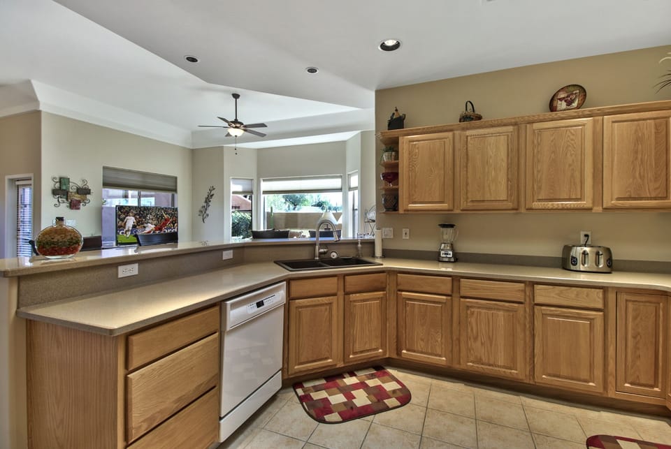 Large Fully Stocked Kitchen