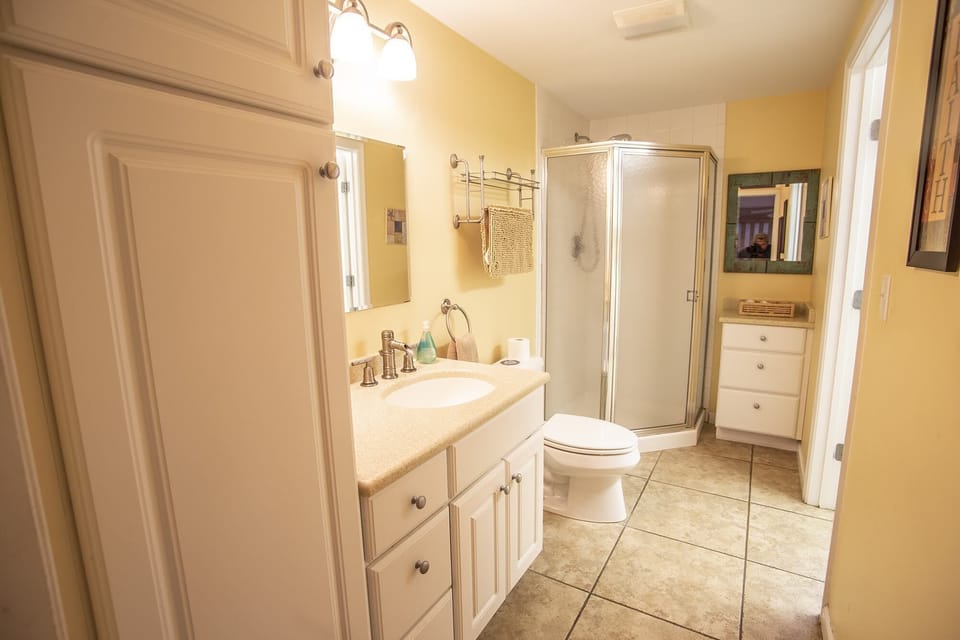 Pool house bathroom 3