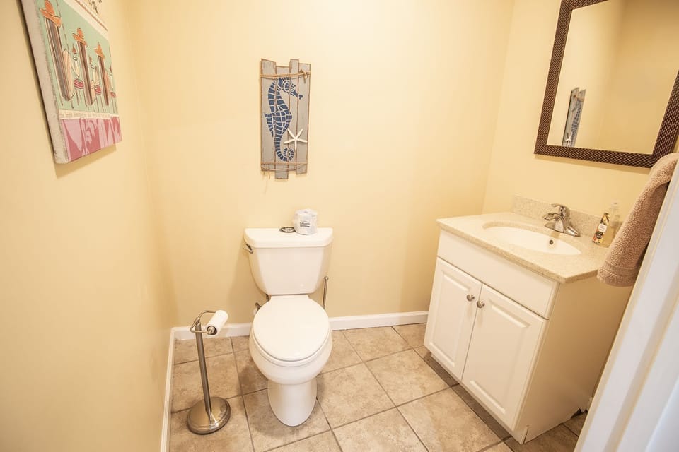 Powder room 1/2 bath