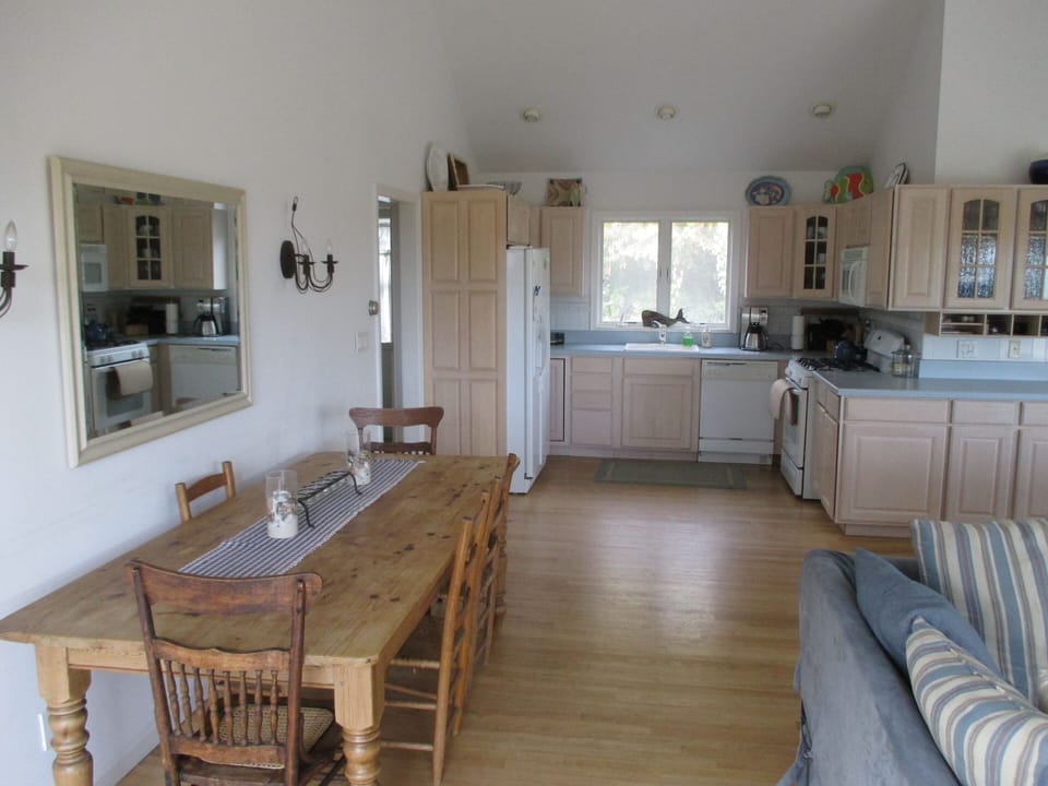 Dining for 10 and fully equipped kitchen