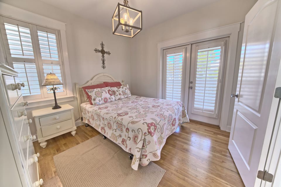 upstairs queen ensuite with walk out balcony with porch swing & chairs