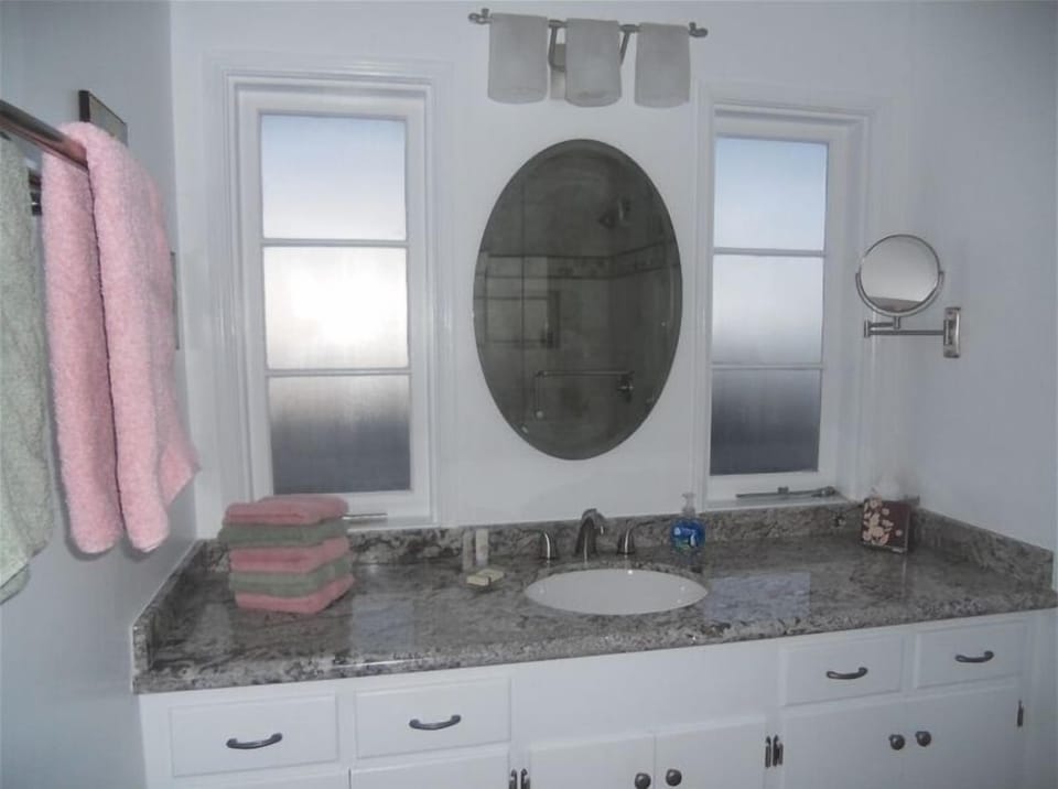 Master bath with granite counter