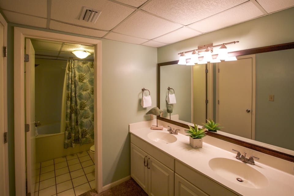 Double vanities and separate toilet/tub/shower room off bedroom #2