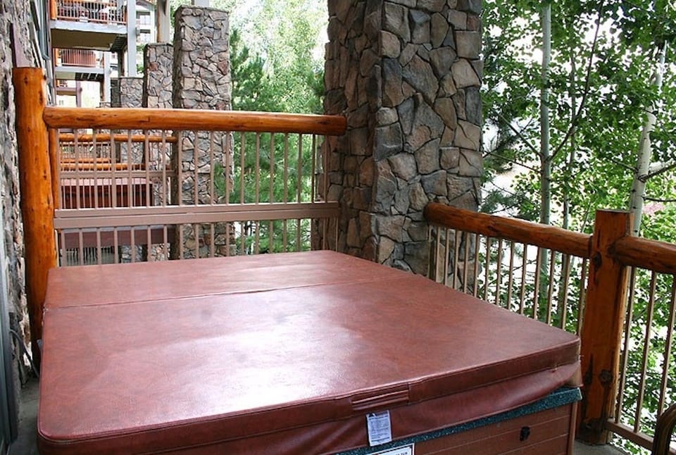 Private outdoor jacuzzi.
