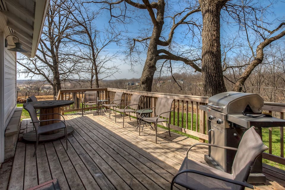 Come and relax on the large deck with magnificent views.