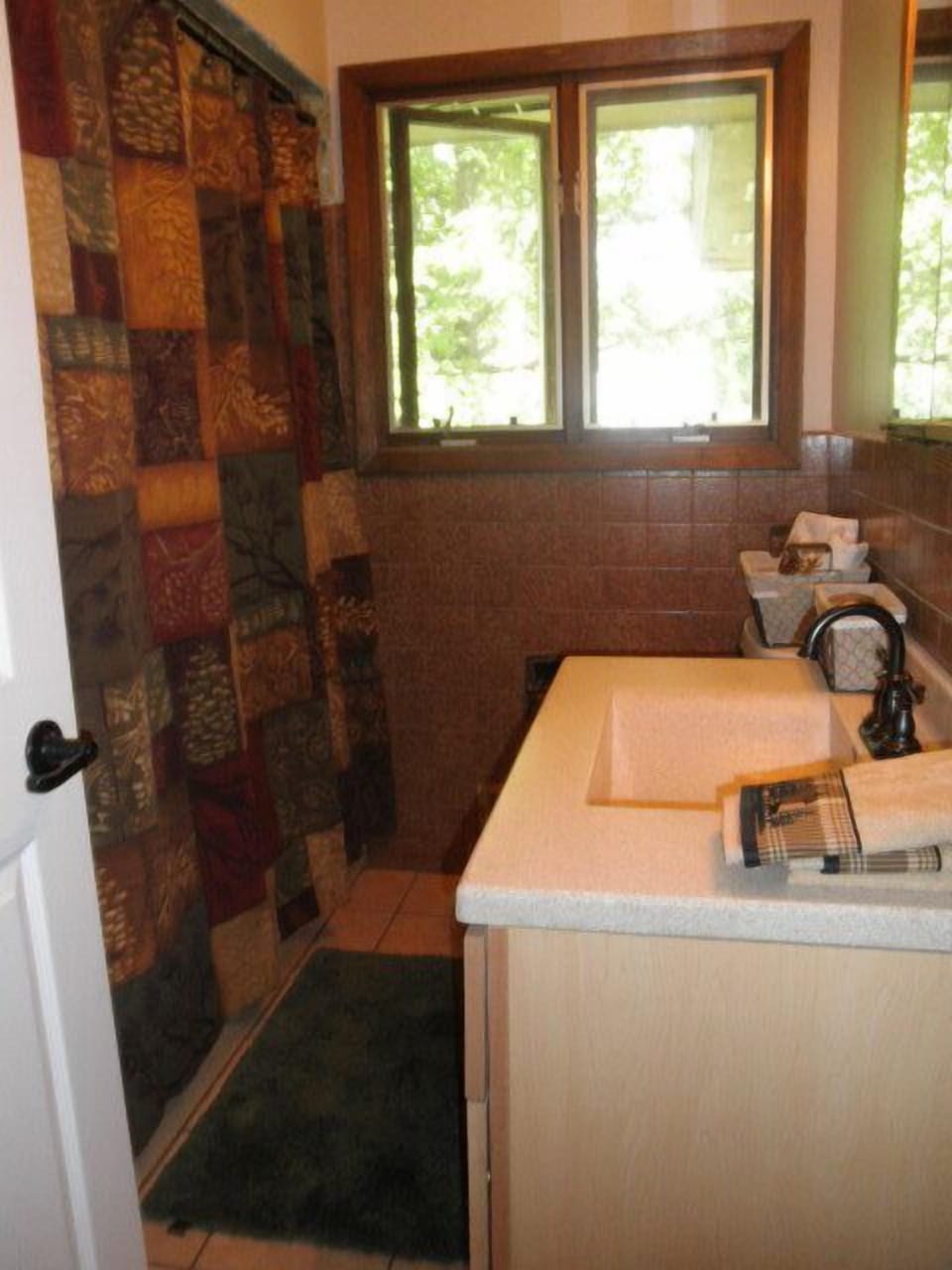 Main floor bath with shower / tub.