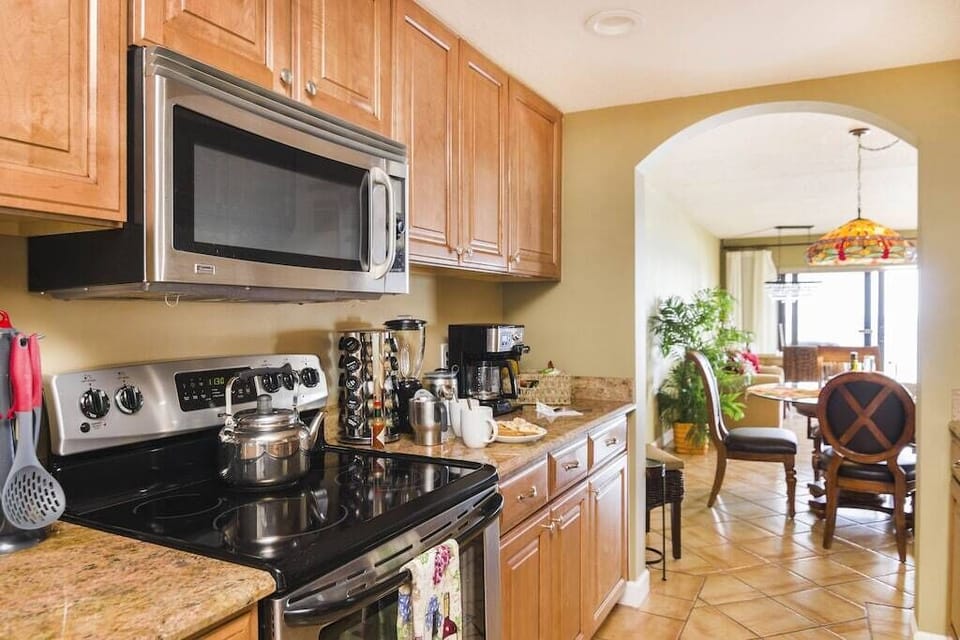 SS Appliances, Coffee Bar with Brewer & Grinder, and a Beverage Blender.
