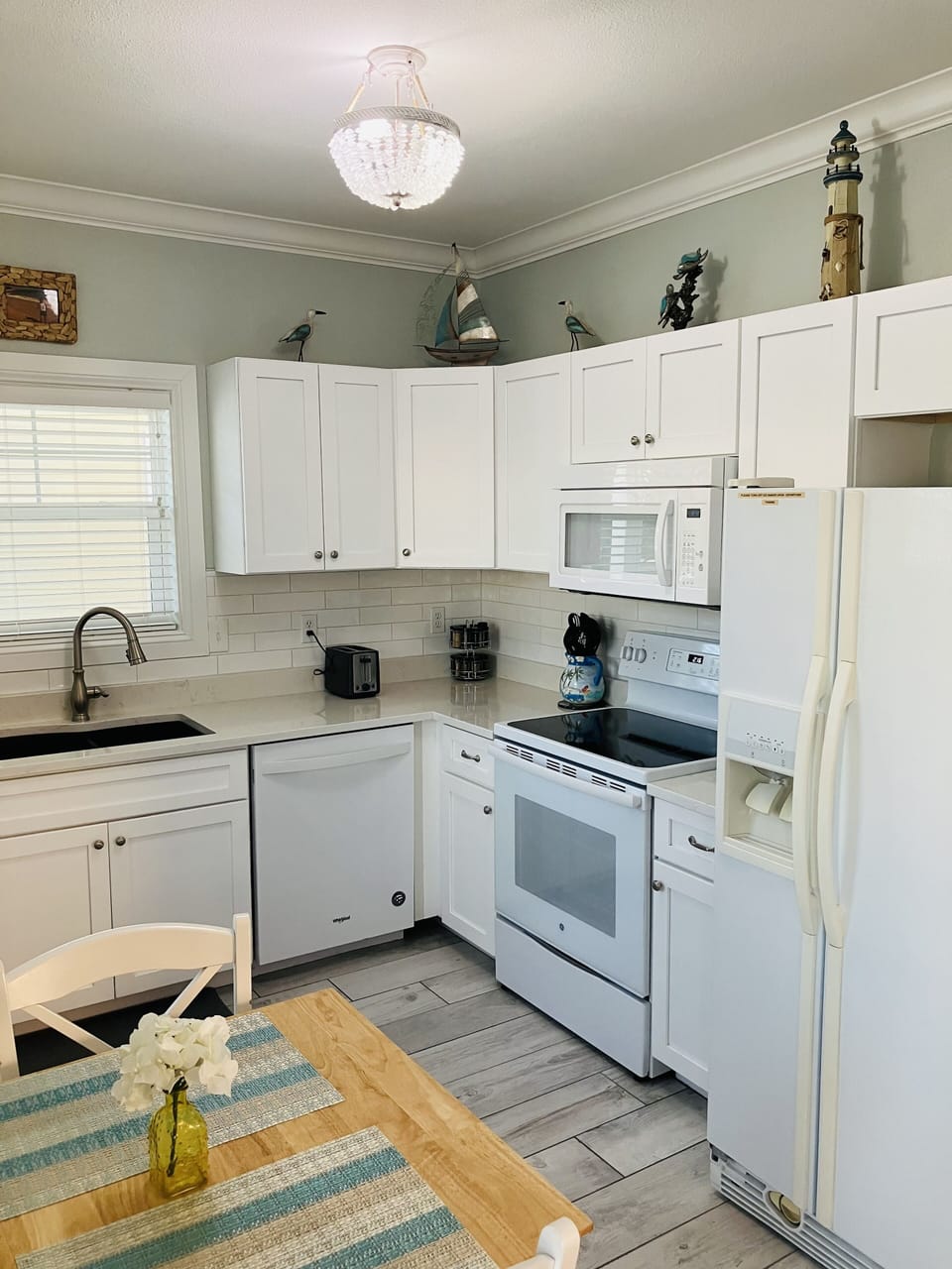 Fully stocked cookware/dishes. Bring your groceries & paper products. 