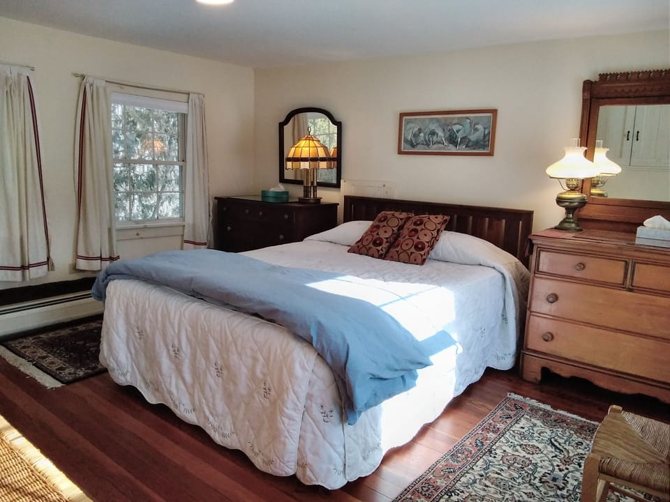 Queen bedroom