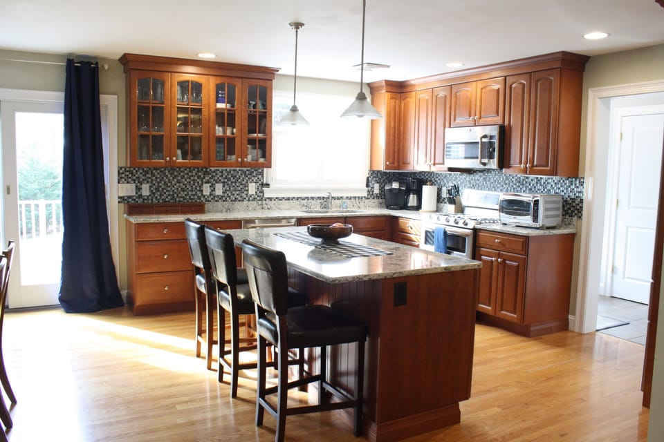 Fully equipped kitchen, including spices, oil, vinegar, sugar, flour, etc.