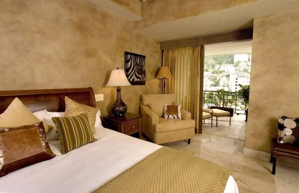 Large King Master in 'Safari' theme with garden lanai viewing Sierra Madre Mtns.