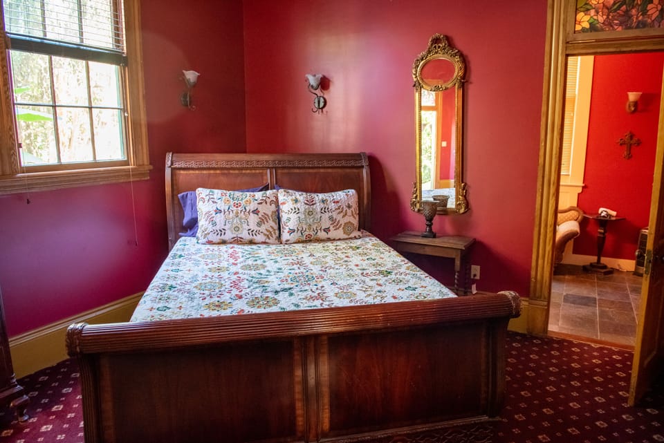 Mardi Gras Suite, queen bed