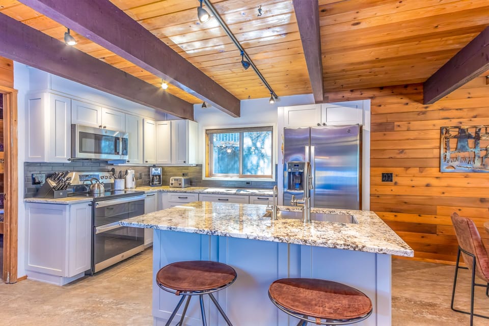 Kitchen w/ Counter Seating