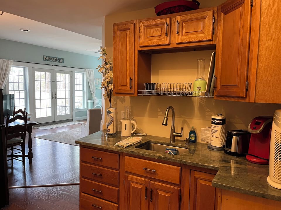 Small but well equipped kitchen ~coffee makers, steamer, toaster, spices