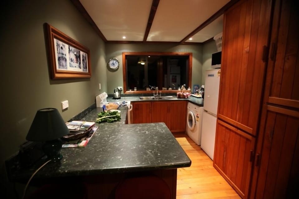 Full kitchen with washing machine