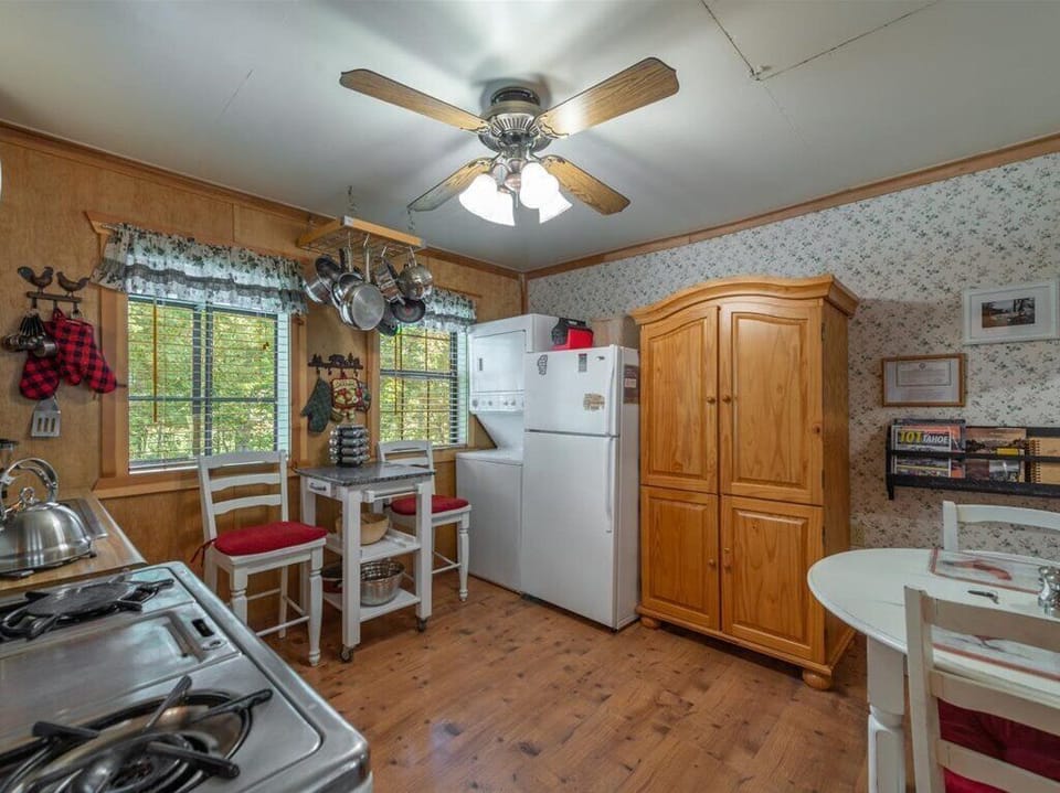 Plenty of kitchen space for preparing meals or snacks